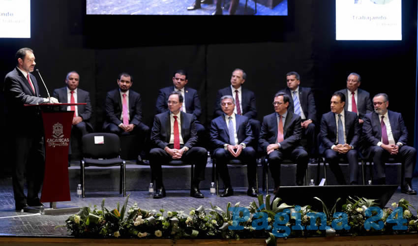 En el marco del 40 aniversario del SNE, Alejandro Tello recibió el reconocimiento del titular de la STPS, Roberto Campa