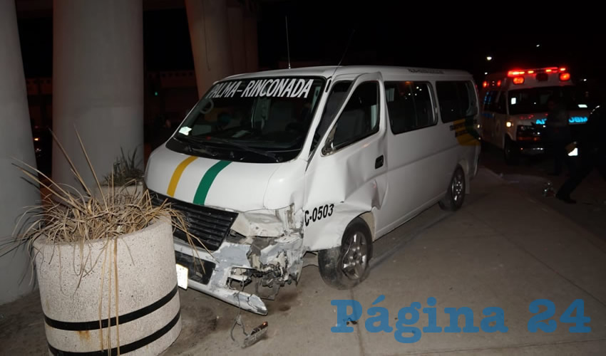 La “combi” terminó estrellándose contra dos meceteros