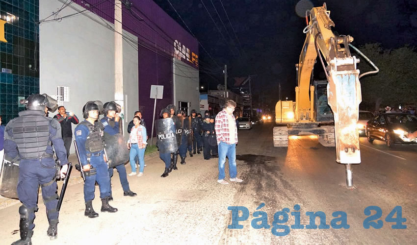 Finalmente los granaderos despejaron el &aacute;rea y los trabajadores continuaron con sus labores