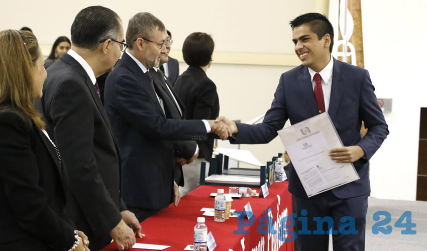 La Universidad Aut&oacute;noma de Aguascalientes entreg&oacute; a la sociedad un total de mil 356 profesionistas de los diferentes programas educativos de la instituci&oacute;n