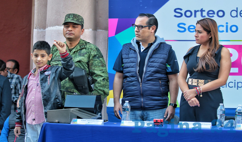 Tres mil 880 jóvenes conscriptos se dieron cita en las puertas de Palacio Municipal, donde entonaron el himno nacional y escucharon atentos a la alcaldesa