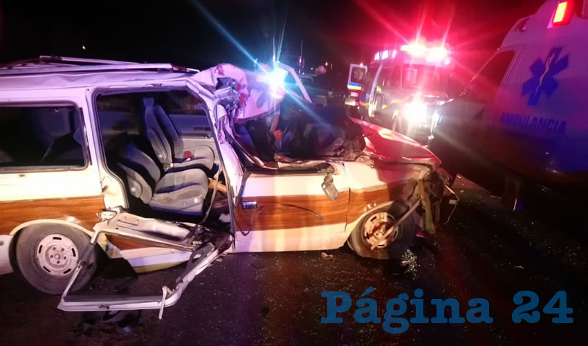 La camioneta Voyager se fue a estrellar contra un tráiler cargado de silo