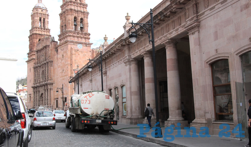 En establecimientos donde se sirven comida y bebidas, expusieron que el continuo desabasto les afecta en los servicios que brindan, por lo que tampoco es justo que tengan que pagar por agua que no reciben: “esto es propio de delincuentes”, tronaron. (Foto Rocío Castro)
