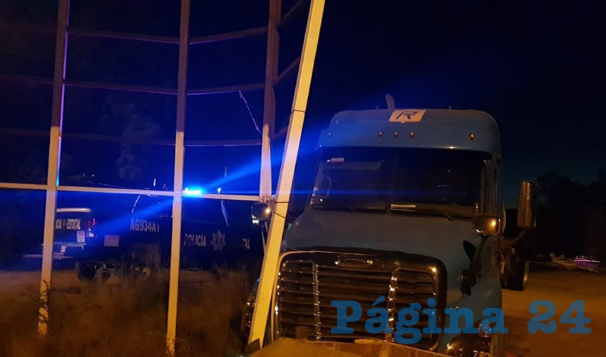 El tractocamión con dos cisternas, que conducía Miguel García Quintero