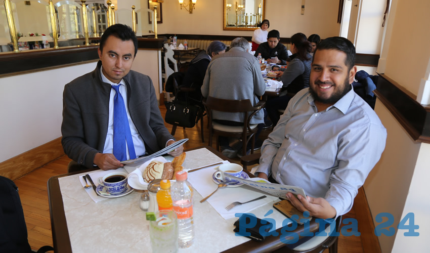 En Sanborns Francia desayunaron el abogado Alan Capetillo Salas y Raúl Fajardo Aguilar