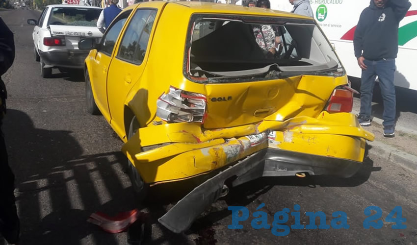 Dos de los heridos iban a bordo de este auto Volkswagen Golf
