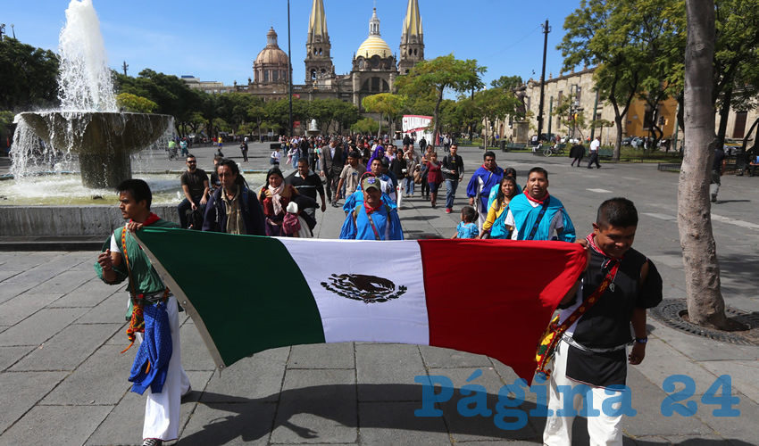 Artesanos Urbanos de Guadalajara se manifestaron ayer en el palacio municipal tapatío para exigir que se instalen centros dignos para personas en situación de calle, algo que les permita salir de la pobreza que recrudece en el estado/Fotos: Cuartoscuro y Francisco Tapia