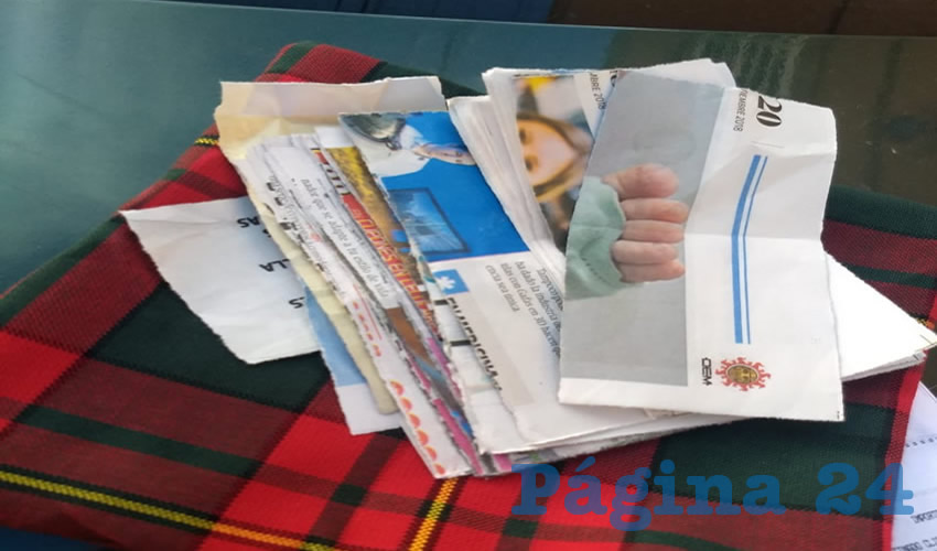 Los pedazos de papel que una fraudulenta pareja entreg&oacute; a c&aacute;ndida joven