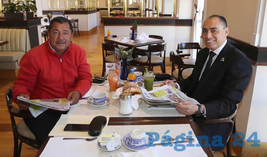 En Sanborns Francia desayunaron Ambrosio González Guerra y Adrián Castillo Serna, titular de la Secretaría de Desarrollo Urbano del Municipio de Aguascalientes