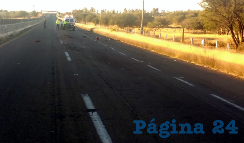 El motociclista cayó en la carretera federal 45 norte y fue despedazado por varios unidades pesadas