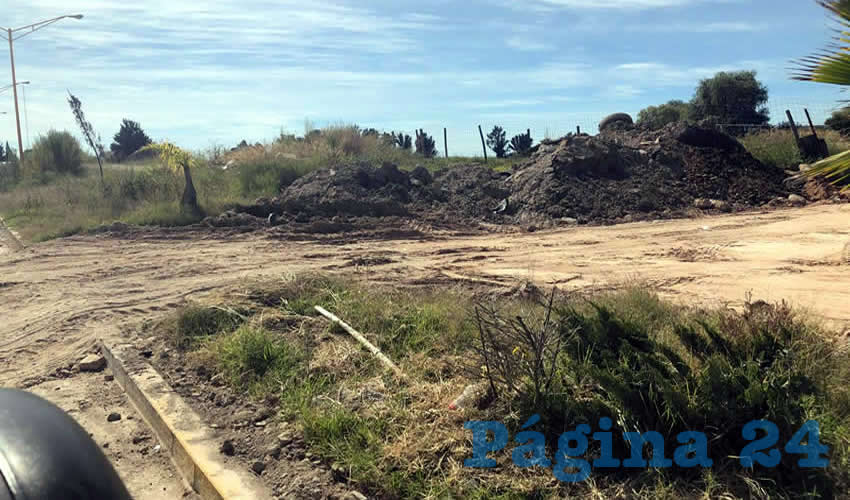 Constructora hace y deshace a voluntad con el camellón, banqueta y red hidráulica en avenida Fuentes del Lago
