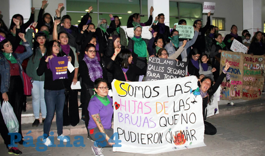 Nombres como Juana María, Norma, Crystal, María, Paola, Claudia, Yovanna, Aurora, Jessica Alejandra y Sarahí se leían en una manta y en algunas cruces