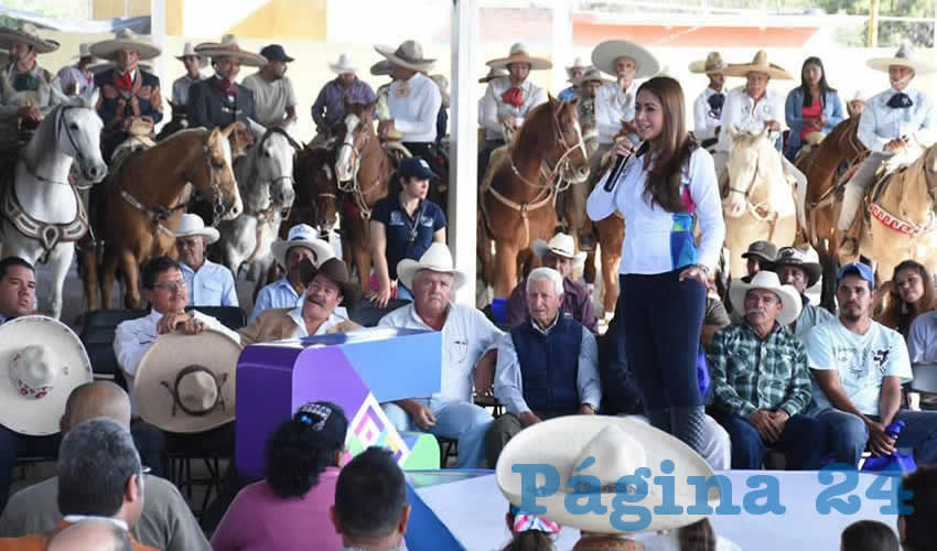 La alcaldesa de Aguascalientes, Tere Jim&eacute;nez, visit&oacute; la Universidad D&iacute;namo de Am&eacute;rica donde fue reconocida con una placa conmemorativa