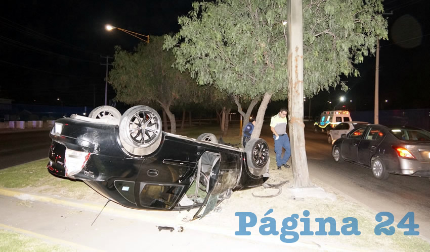 El Chevrolet Corsa termin&oacute; concluy&oacute; su loca carrera volcado sobre su toldo