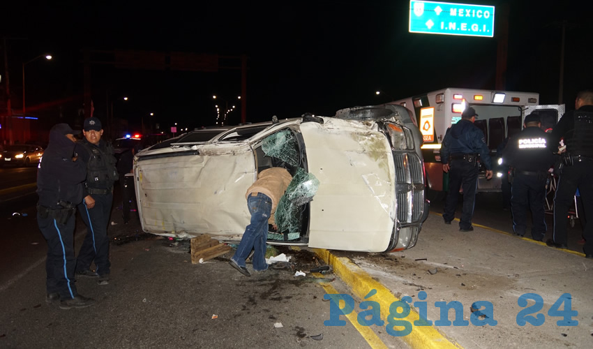 La camioneta choc&oacute; y volc&oacute; sobre avenida Aguascalientes sur