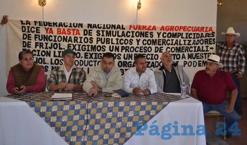 Organizaciones de campesinos: “Deberíamos tener el frijol por arriba de los 20 pesos por el simple hecho de como se está presentando la producción a nivel nacional, es todo lo contrario porque los dueños de nuestro esfuerzo para producir son esos que determinan el precio en un escritorio, los mercados no lo rigen” (Foto Merari Martínez)