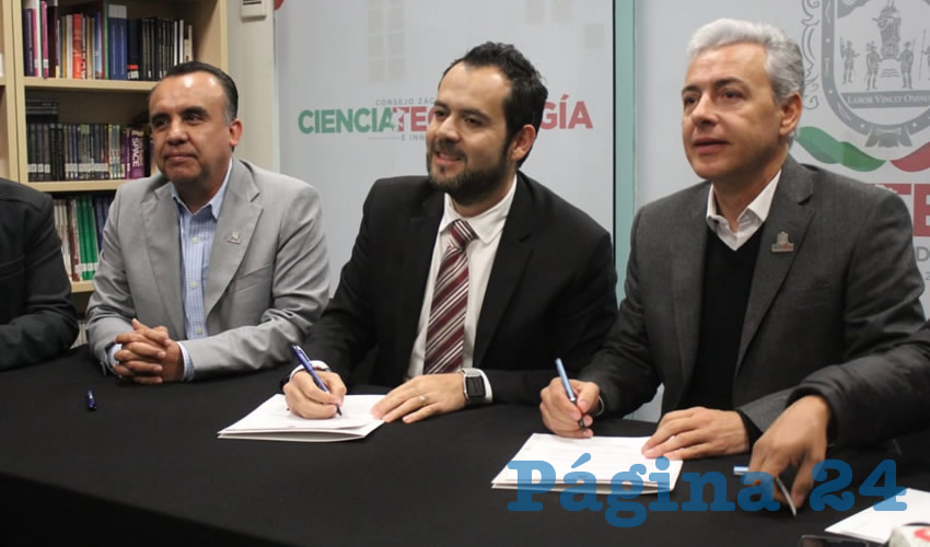 Autoridades del ayuntamiento capitalino firmaron un convenio de colaboración con representantes del laboratorio de software libre del Consejo Zacatecano de Ciencia, Tecnología e Innovación (Cozcyt) (Foto Rocío Castro)