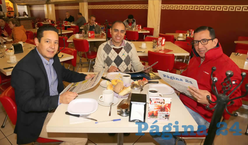 Sergio Uribe Goytia, Adrián Castillo Serna, secretario de Desarrollo Urbano Municipal; y Salvador Maximiliano Ramírez Hernández, regidor del Municipio de Aguascalientes; desayunaron en el restaurante Mitla