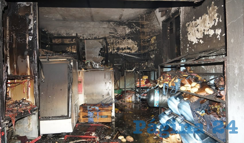 Todo la mercanc&iacute;a y los exhibidores quedaron destruidos por el voraz fuego