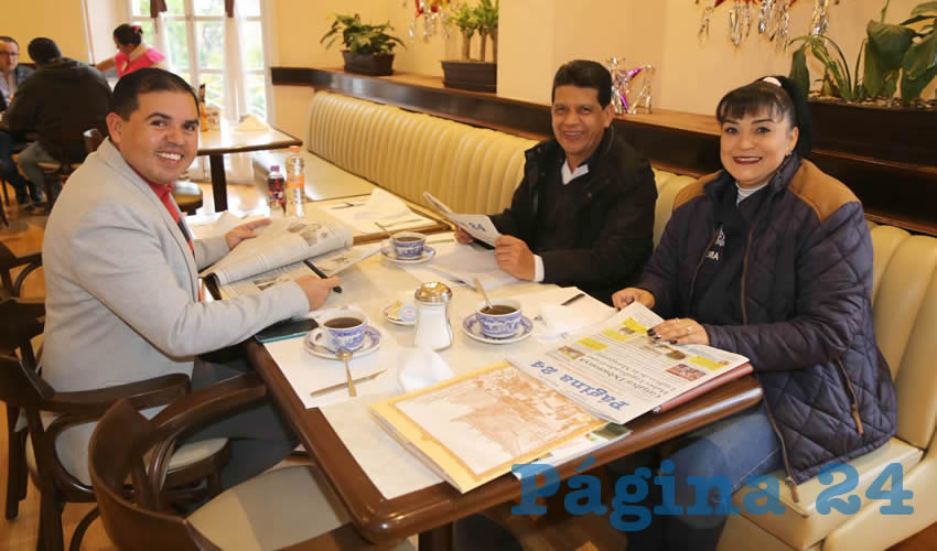 En Sanborns Francia almorzaron Diego Herrada Durón, jefe del Departamento de Proyectos de la Secretaría de Obras Públicas del Municipio de Aguascalientes (SOPMA); Marco Antonio Licón Dávila, titular de la SOPMA; y Martha Lorena Ortega Martínez
