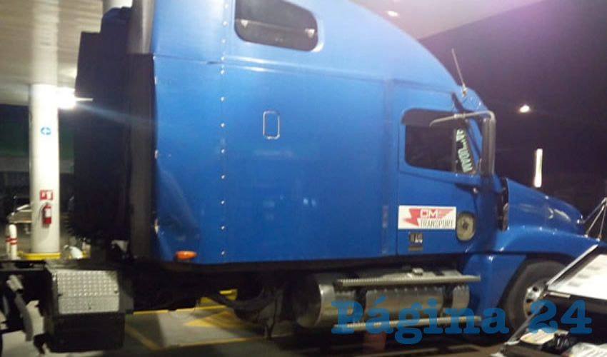 El tr&aacute;iler que llevaron los cuatro pilos a la gasolinera 