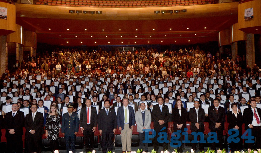 Se hizo entrega de 531 diplomas para egresados de los siete programas académicos de nivel licenciatura y siete para los dos programas de maestría