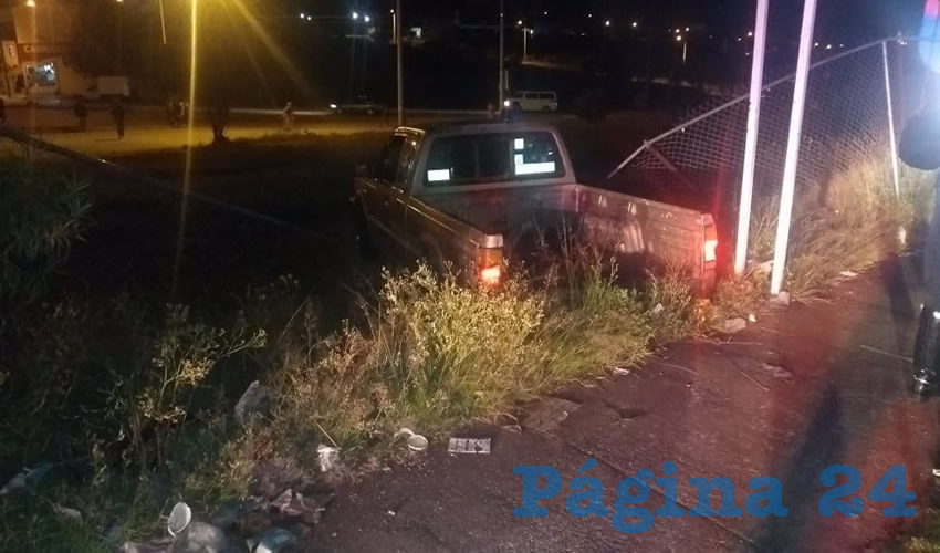 El beodo logró escapar de los policías, abandonando su camioneta que colisionó contra una malla ciclónica