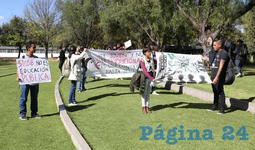 Estudiantes de la UAA exigen disminuir las colegiaturas (Foto: Eddylberto Lu&eacute;vano Santill&aacute;n)