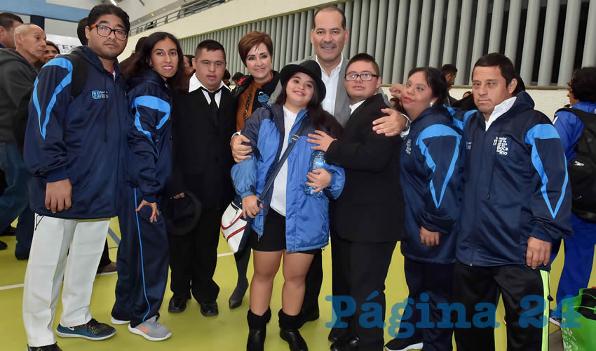 El gobernador del Estado, Mart&iacute;n Orozco Sandoval y la presidenta del DIF Estatal, Yolanda Ram&iacute;rez de Orozco, inauguraron la Fiesta Nacional Deportiva Paral&iacute;mpica