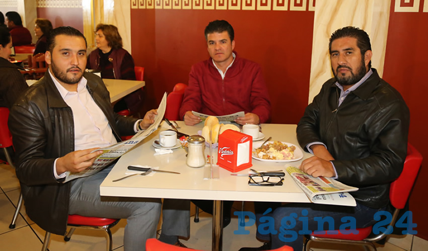 En el restaurante Mitla desayunaron Aldo Ruiz Sánchez, delegado estatal de Programas de Desarrollo Integral; Ricardo Leos Alcalá y Rafael de Lira Muñoz