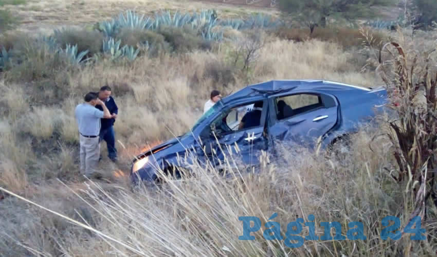 Tras el encontronazo, se volc&oacute; el auto Chevrolet Aveo