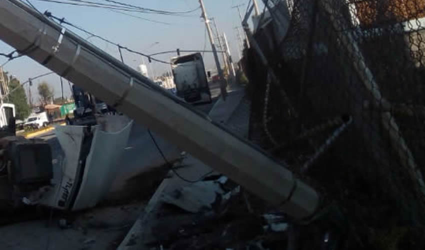 Borracho estrelló su carro contra un poste de concreto y lo derribó