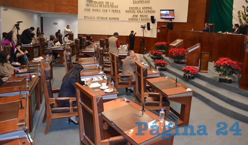 Edgar Viramontes Cárdenas, diputado local por el partido político Movimiento Ciudadano (MC) fue el encargado de dar lectura a la propuesta del presupuesto estatal para el año 2019 (Foto Merari Martínez Castro)