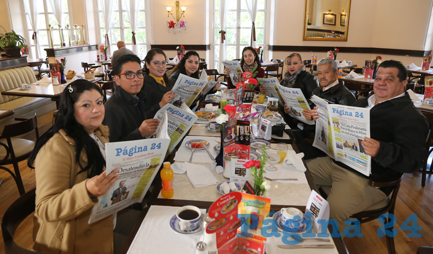 En Sanborns Francia desayunaron Francia Lidia Álvarez Cervantes, Diego Muro González, Ivonne López Alderete, Melina Cruz Gasca, Daniela Calderón Martín, Aribel Pérez Beltrán, Martín Reyes Castillo y Francisco Fuentes Contreras
