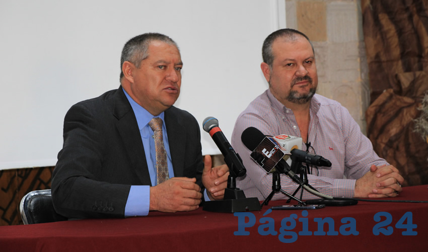 Javier Calzada Vázquez diputado local por el Partido Encuentro Social (PES) señaló en conferencia de prensa que se tienen que buscar de recursos extraordinarios los 750 millones que se necesitan para pagar las quincenas del mes de diciembre y aguinaldo a los maestros zacatecanos (Foto Rocío Castro Alvarado)
