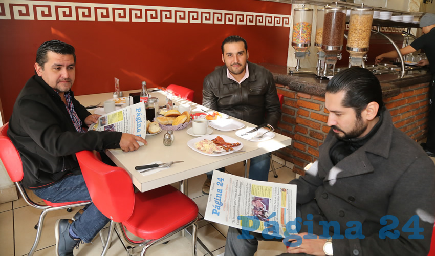 Ricardo Avil&eacute;s L&oacute;pez, Aldo Ruiz S&aacute;nchez, coordinador de Programas de Desarrollo del Gobierno Federal; y Antonio Res&eacute;ndiz Andarza compartieron el pan y la sal en el restaurante Mitla