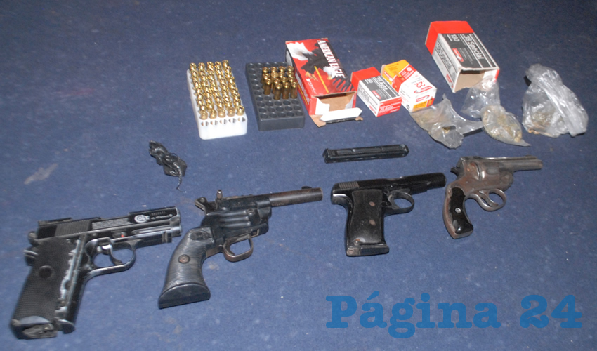 Las pistolas y los cartuchos decomisados por las autoridades