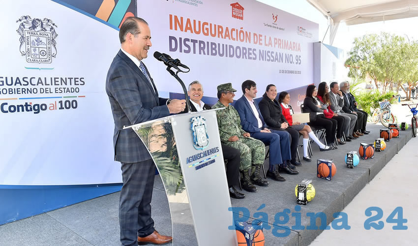 El gobernador del Estado, Mart&iacute;n Orozco Sandoval, devel&oacute; la placa con la cual qued&oacute; inaugurada la escuela primaria Distribuidores Nissan n&uacute;mero 95