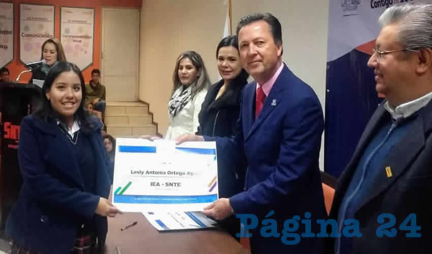 Gobierno del Estado ofrece las becas con la finalidad de coadyuvar a la permanencia de los alumnos en el sistema educativo