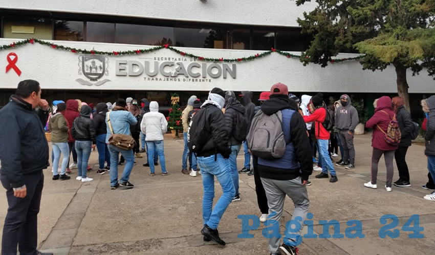 David Eduardo Rivera Salinas, subsecretario de Educación Media Superior expuso que nuevamente están sorprendidos porque “una y otra vez adoptan una actitud intransigente los jóvenes, en vez de estar en sus aulas, que es el llamado que les hacemos, responden de esa manera” (Foto Merari Martínez)