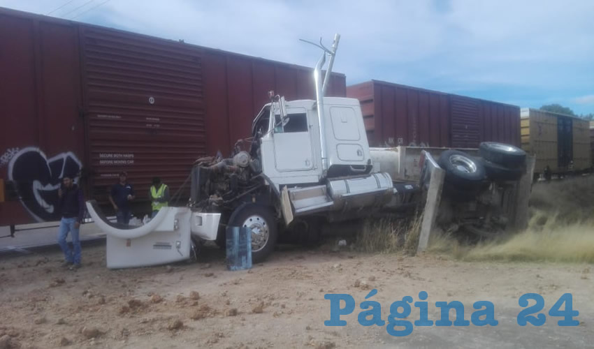 El conductor del tráiler creyó ingenuamente que podría ganarle el paso al gusano de acero