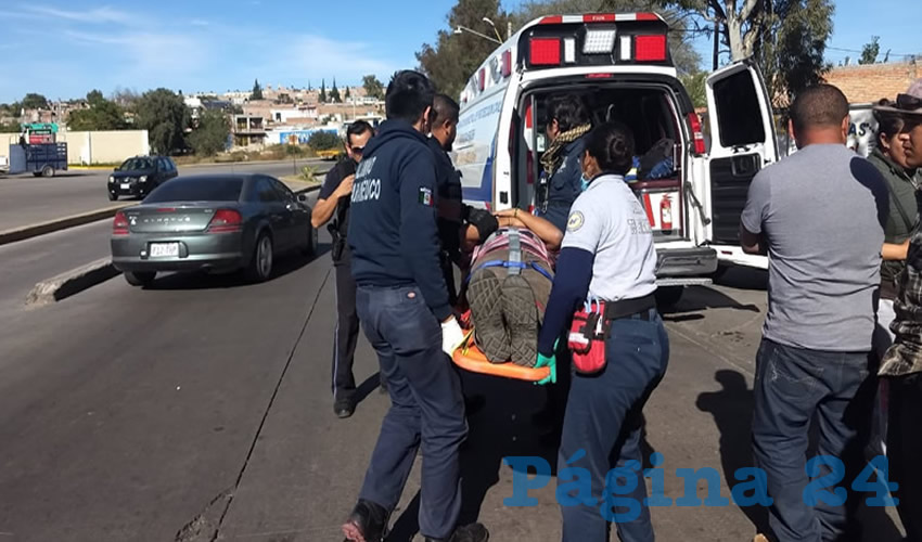 El motorista es atendido previo a su traslado al Hospital Tercer Milenio