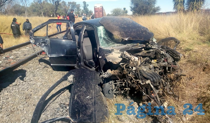 El Jetta quedó totalmente destrozado tras ser embestido por el tren