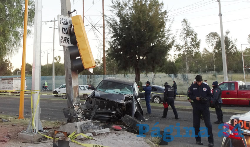 La Ford Lobo quedó destrozada y el semáforo casi se desploma