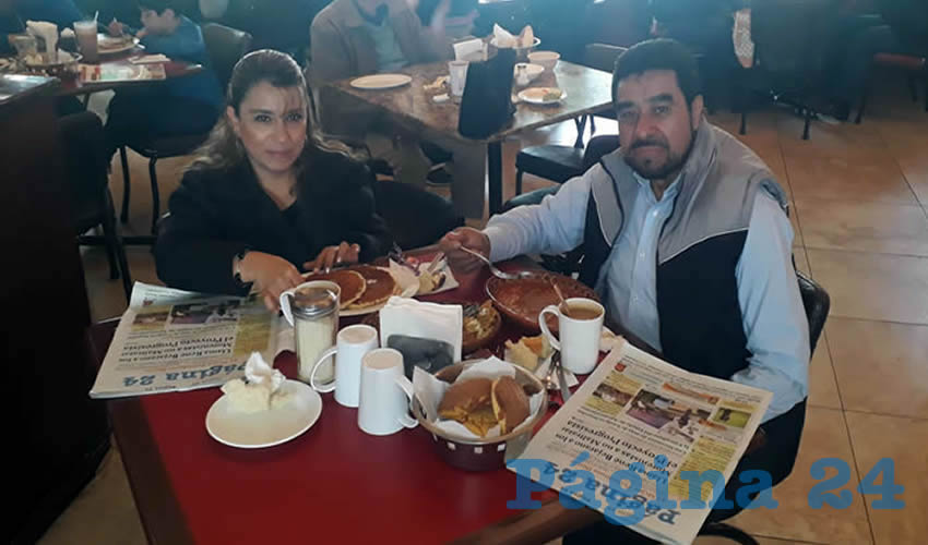 Ana María Rodríguez y Martín Reyes, visitantes de Guadalajara, Jalisco, desayunaron en el restaurante Las Antorchas