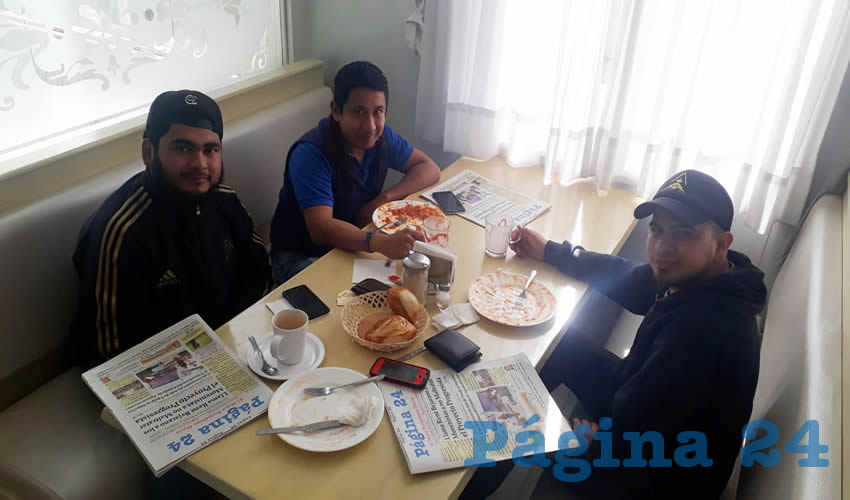 En el restaurante Del Centro almorzaron Gustavo Rodríguez, Melesio Sánchez e Isaac Sandoval, visitantes de Acapulco, Guerrero; Veracruz y Monterrey, Nuevo León