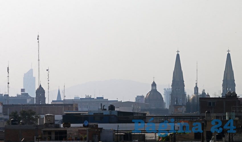 Poco a poco Guadalajara y su zona conurbada se convierte en una ciudad con aire irrespirable: los sistemas de monitoreo de la Semadet revelan precontingencias casi a diario, y eso que aún no son las fogatas y luces de bengala de navidad y fin de año. Pese a la magnitud del problema, el gobierno de Jalisco no ha hecho una sola acción/Foto: Archivo Cuartoscuro