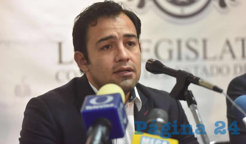 “Yo creo que antes que prohibir algo debemos regular, darles mecanismos al transporte porque también no es el culpable de las condiciones” que padece el gremio, expuso el diputado emecista Jonabad Martínez, quien llamó al trabajo conjunto con el gobierno del estado/Foto: Francisco Tapia