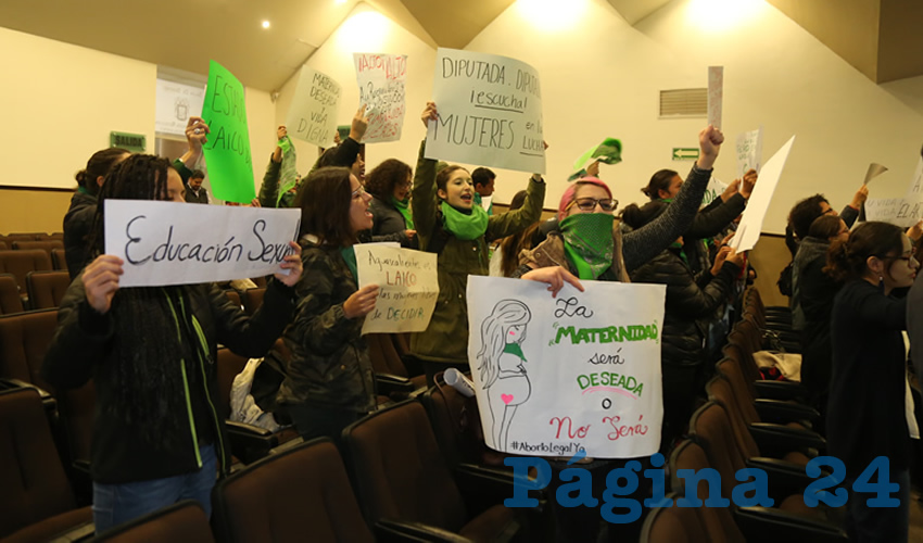 Grupos de activistas a favor de la legalizaci&oacute;n del aborto estuvieron gritando arriba de los decibles permitidos todos los improperios que pod&iacute;an en contra de algunos legisladores