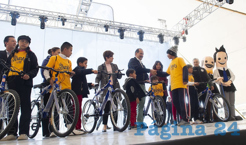 El gobernador Mart&iacute;n Orozco Sandoval y la presidenta del DIF Estatal, Yolanda Ram&iacute;rez de Orozco, convivieron con m&aacute;s de tres mil 200 menores de edad de comunidades rurales